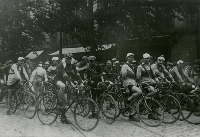 Grand prix des alliés organisé par le Cycle routier et sportif des Quatre-Chemins, groupe de cyclistes : photographie noir et blanc.