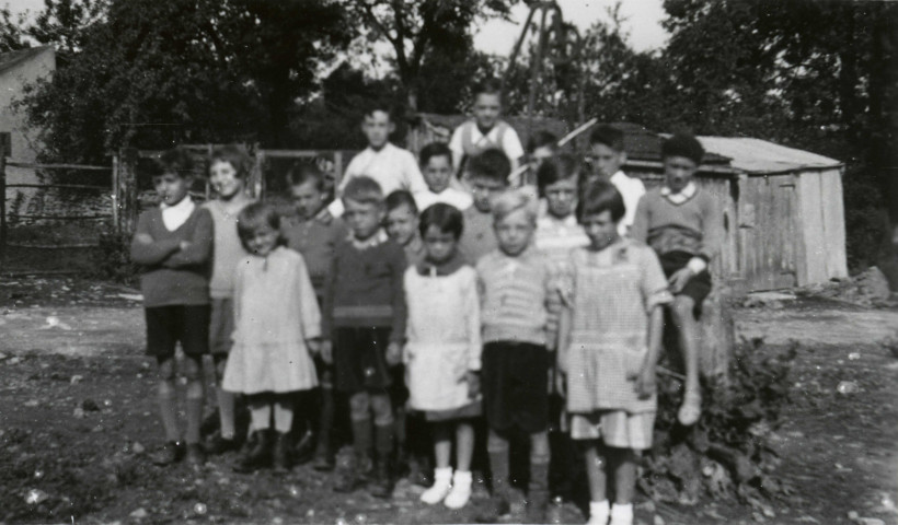 Colonies de vacances dans le nord du Morvan, groupe d'enfants : photographie noir et blanc.