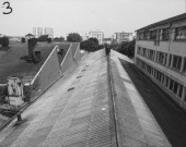 Usine Motobécane désaffectée, vue des toits : photographie noir et blanc.