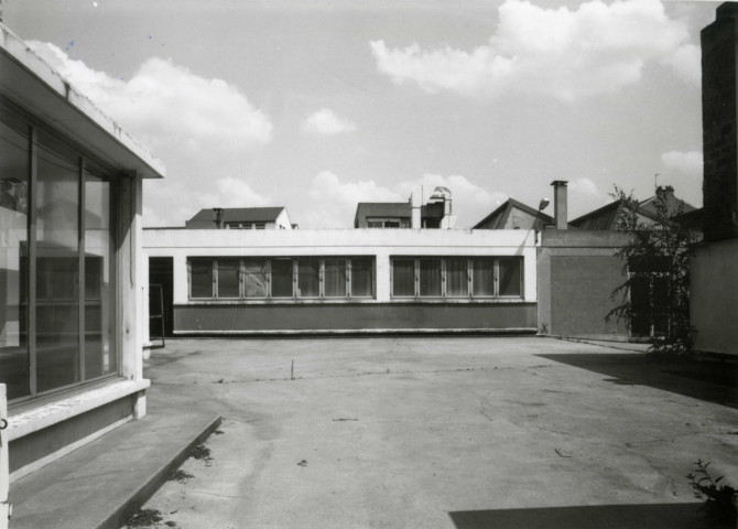 Usine Motobécane désaffectée, vue de la cour : photographie noir et blanc.