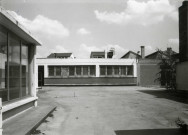 Usine Motobécane désaffectée, vue de la cour : photographie noir et blanc.