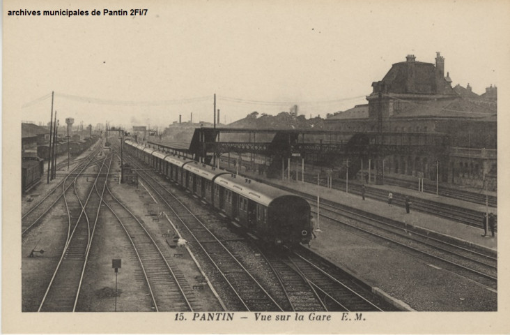 Ligne de chemin de fer et gare des voyageurs.