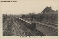 Ligne de chemin de fer et gare des voyageurs.
