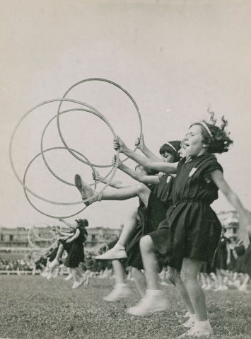 Chorégraphie aux cerceaux, en 1936 - 3Fi81 Photographie d'une chorégraphie avec des cerceaux, en 1936
