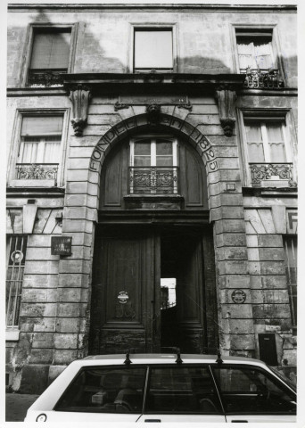 Porte d'entrée de la fabrique de chocolat Perron : photographie noir et blanc.