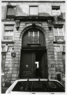 Porte d'entrée de la fabrique de chocolat Perron : photographie noir et blanc.