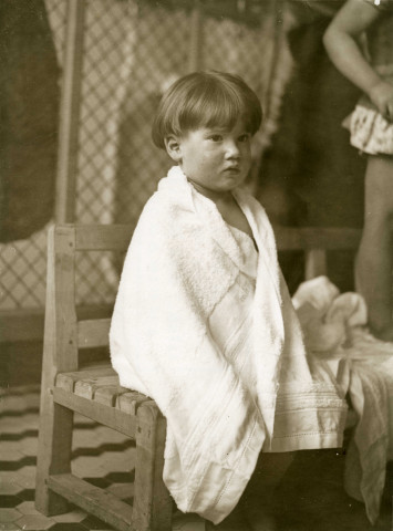 École maternelle de la route des Petits-Ponts, enfant se séchant après la toilette : photographie noir et blanc.