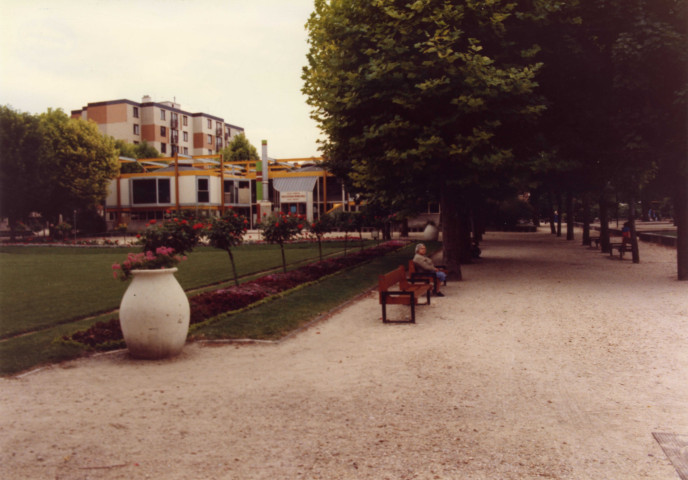 Parc Stalingrad et bibliothèque Elsa-Triolet : photographie couleur.