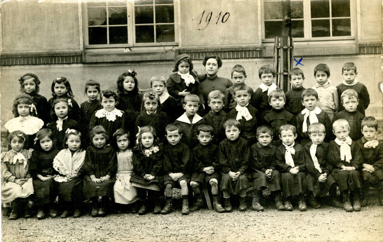 Classe de Roger Hasenfratz à l'école de la rue de Montreuil [actuelle rue Charles-Auray] : photographie noir et blanc.
