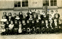 Classe de Roger Hasenfratz à l'école de la rue de Montreuil [actuelle rue Charles-Auray] : photographie noir et blanc.
