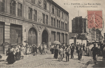 Sortie de la parfumerie Pinaud, autour de 1905 - 2Fi424 Carte postale de la sortie de la parfumerie Pinaud, autour de 1905