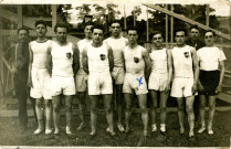 Portrait de Roger Hasenfratz et dix sportifs de l'Éducation physique populaire de Pantin (EPPP) : photographie en noir et blanc.
