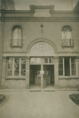 Bains-douches municipaux de la rue de Montreuil, vue de la façade : photographie noir et blanc.