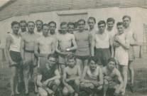 Portrait de groupe de boxeurs : photographie noir et blanc.