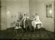 Soins administrés par deux infirmières dans un dispensaire municipal : photographie noir et blanc.