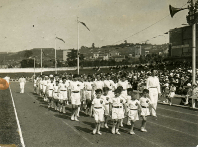 Fête d'éducation physique, défilé des enfants : photographie noir et blanc.