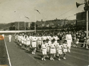 Fête d'éducation physique, défilé des enfants : photographie noir et blanc.
