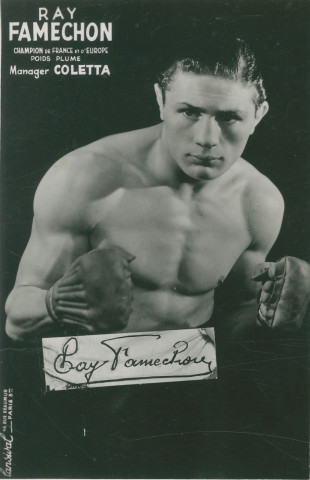 Portrait du boxeur Ray Famechon, champion de France et d'Europe poids plume : photographie noir et blanc.