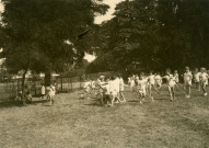 École de Plein-Air, groupe d'enfants en extérieur : photographie noir et blanc.