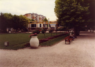 Parc Stalingrad et bibliothèque Elsa-Triolet : photographie couleur.