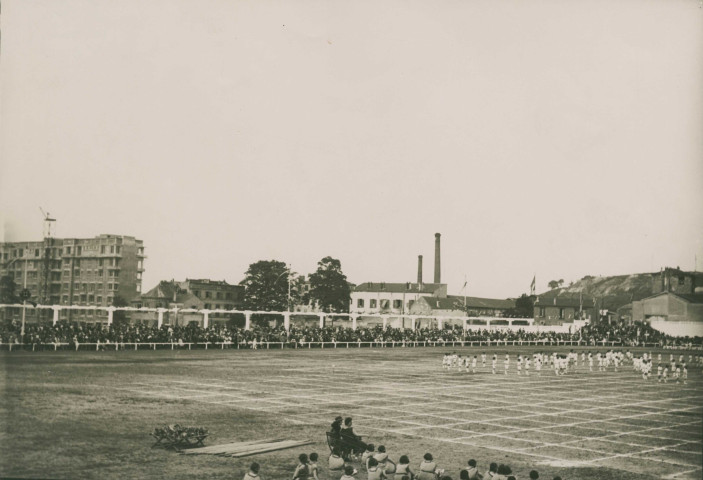Fête d'éducation physique, vue large sur le stade et les spectateurs : photographie noir et blanc.