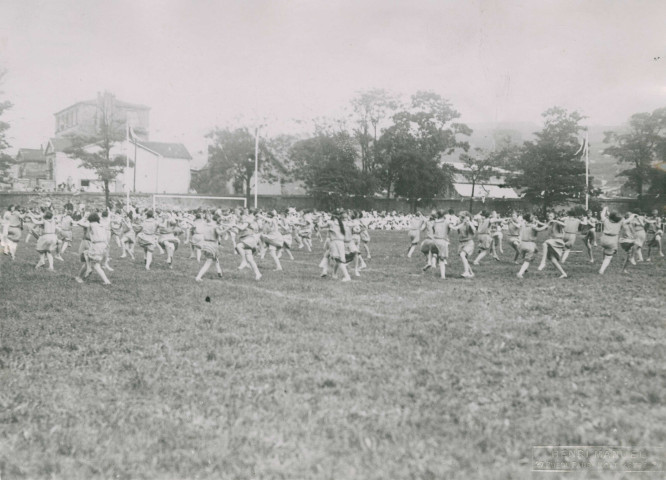 Fête d'éducation physique, mouvements d'ensemble : photographie noir et blanc.