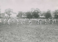 Fête d'éducation physique, mouvements d'ensemble : photographie noir et blanc.