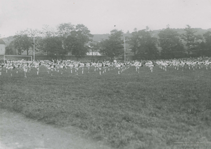 Fête d'éducation physique, mouvements d'ensemble : photographie noir et blanc.