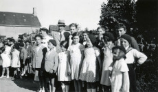 Colonies de vacances dans le nord du Morvan, groupe d'enfants posant avec le maire Charles Auray et son épouse à Montacheu-Grandvault : photographie noir et blanc.