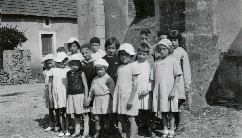 Colonies de vacances dans le nord du Morvan, groupe d'enfants : photographie noir et blanc.