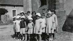 Colonies de vacances dans le nord du Morvan, groupe d'enfants : photographie noir et blanc.