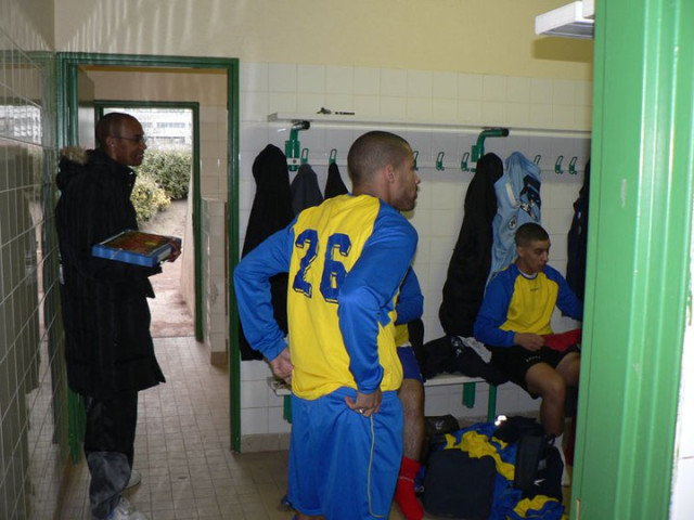 Football. - Match du FC Balzac lors du championnat FSGT au stade de la Motte à Bobigny : photographie de joueurs dans les vestiaires.
