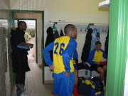 Football. - Match du FC Balzac lors du championnat FSGT au stade de la Motte à Bobigny : photographie de joueurs dans les vestiaires.