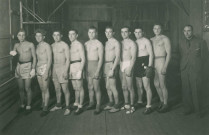 Portrait de groupe de boxeurs en tenue de combat : photographie noir et blanc.