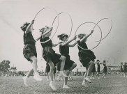 Fête d'éducation physique, mouvements d'ensemble avec des cerceaux : photographie noir et blanc.