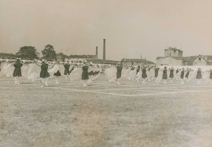 Fête d'éducation physique, mouvements d'ensemble avec des foulards : photographie noir et blanc.
