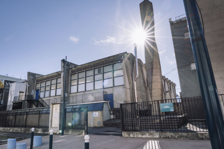 Photographie du gymnase et de sa cheminée hélicoïdale, en 2022