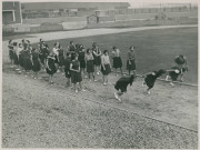 Jeunes filles courant sur le stade Sadi-Carnot : photographie noir et blanc.