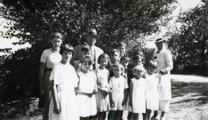 Colonies de vacances dans le nord du Morvan, groupe d'enfants posant avec le maire Charles Auray et son épouse au Jarnoy : photographie noir et blanc.