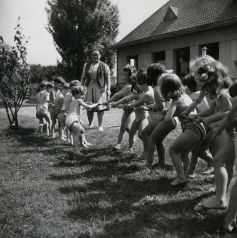 École de Plein-Air, tir à la corde en extérieur : photographie noir et blanc.