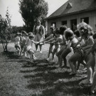 École de Plein-Air, tir à la corde en extérieur : photographie noir et blanc.