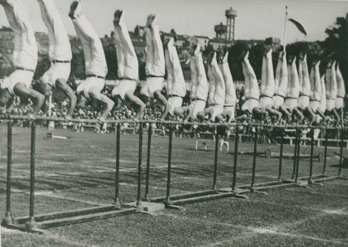 Fête d'éducation physique, démonstration de barres parallèles : photographie noir et blanc.