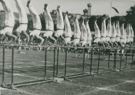 Fête d'éducation physique, démonstration de barres parallèles : photographie noir et blanc.