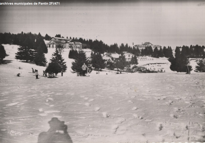 Le Revard - L'hôtel du grand Revard, le chalet hôtel. À l'arrière plan l'hôtel de la Gaillarde, au centre la Crémaillère.