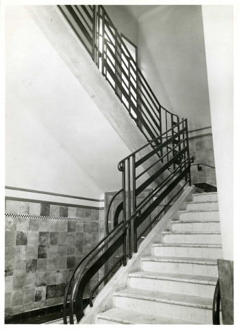École maternelle de la route des Petits-Ponts, escalier à l'intérieur de l'établissement scolaire : photographie noir et blanc.