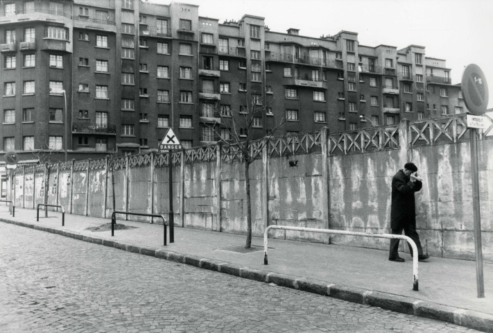 Rue Charles-Auray, vue sur les habitations à bon marché à l'angle de la rue Méhul : photographie noir et blanc.