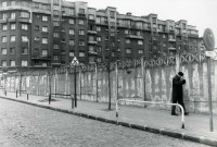 Rue Charles-Auray, vue sur les habitations à bon marché à l'angle de la rue Méhul : photographie noir et blanc.