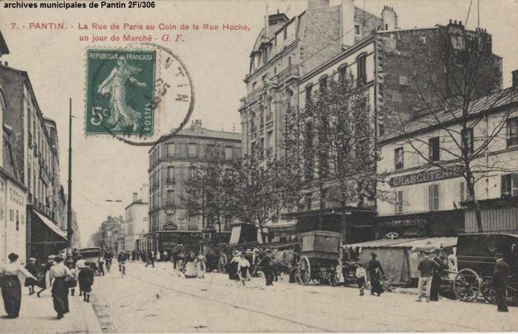 7. Pantin - La rue de Paris au coin de la rue Hoche, un jour de marché.