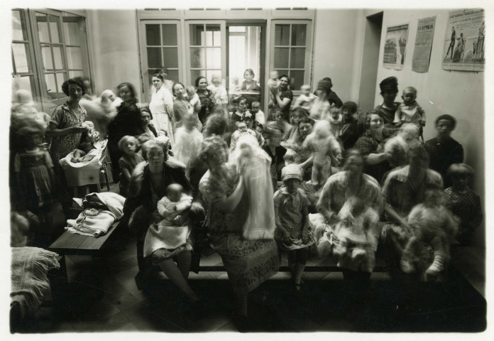 Crèche du Docteur-Pellat, mères et enfants dans la salle d'attente : photographie noir et blanc.