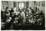 Crèche du Docteur-Pellat, mères et enfants dans la salle d'attente : photographie noir et blanc.